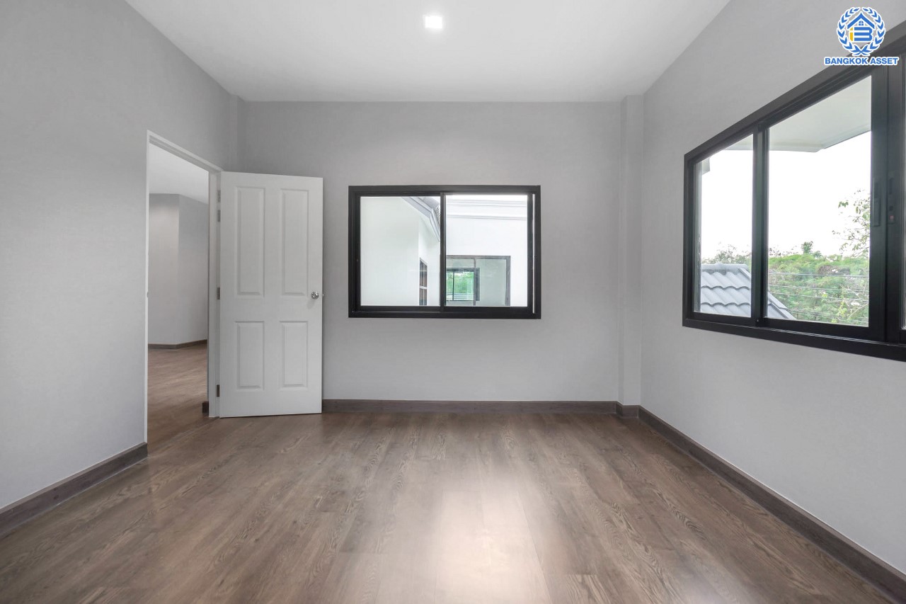 บ้านมือสองตกแต่งใหม่ ม.กฤษดานคร18 บรมราชชนนี เนื้อที่ 125 ตร.ว. บนพื้นที่ใช้สอยมากถึง 353 ตร.ม. อีกระดับของฟังก์ชัน 4 ห้องนอน 4 ห้องน้ำ 1 ห้องอเนกประสงค์ 1 ห้องแม่บ้าน จอดรถได้ 2 คัน บรรยากาศสุด Private บนทำเลศักยภาพเชื่อมต่อหลายเส้นทาง ใกล้เซ็นทรัลปิ่นเกล้า ม.มหิดล และทางด่วน "กาญจนาภิเษก"...